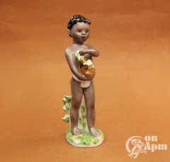 Скульптура "Мальчик-негритенок с ананасом"